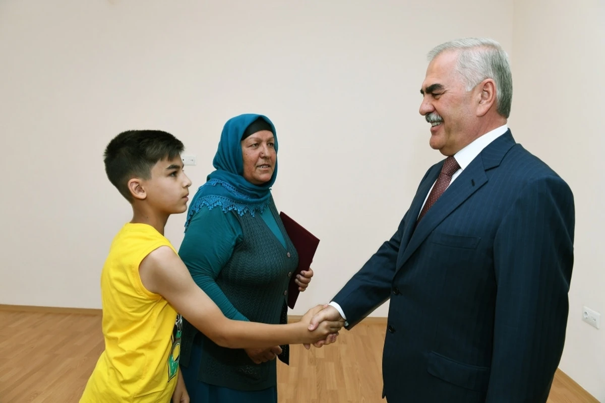 Vasif Talıbov 4 ailəyə ev hədiyyə etdi - FOTO Vasif Talıbov 4 ailəyə ev hədiyyə etdi - FOTO