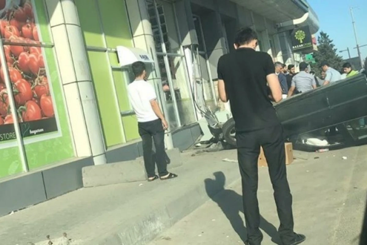 В Баку автомобиль столкнулся с тремя машинами и въехал в Bazarstore - ВИДЕО