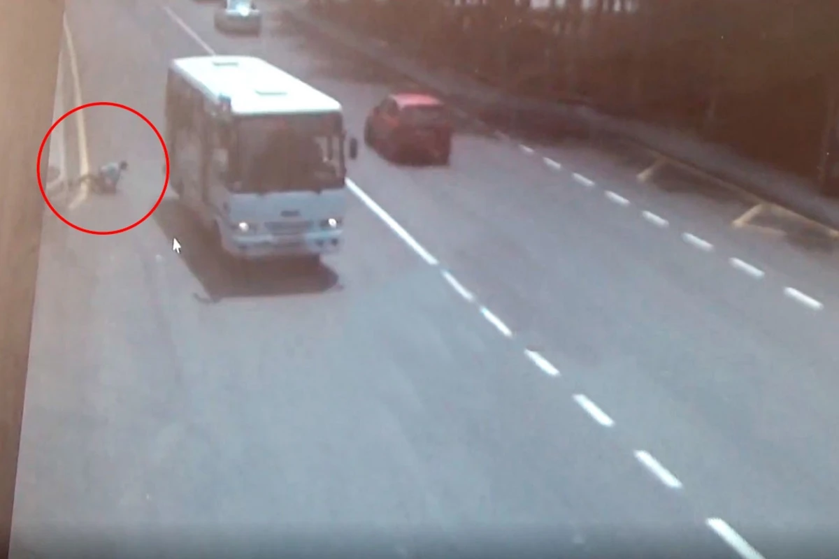 Avtobus velosiped sürən uşağı vurdu - BAKIDA DƏHŞƏTLİ GÖRÜNTÜLƏR – VİDEO Avtobus velosiped sürən uşağı vurdu - BAKIDA DƏHŞƏTLİ GÖRÜNTÜLƏR – VİDEO