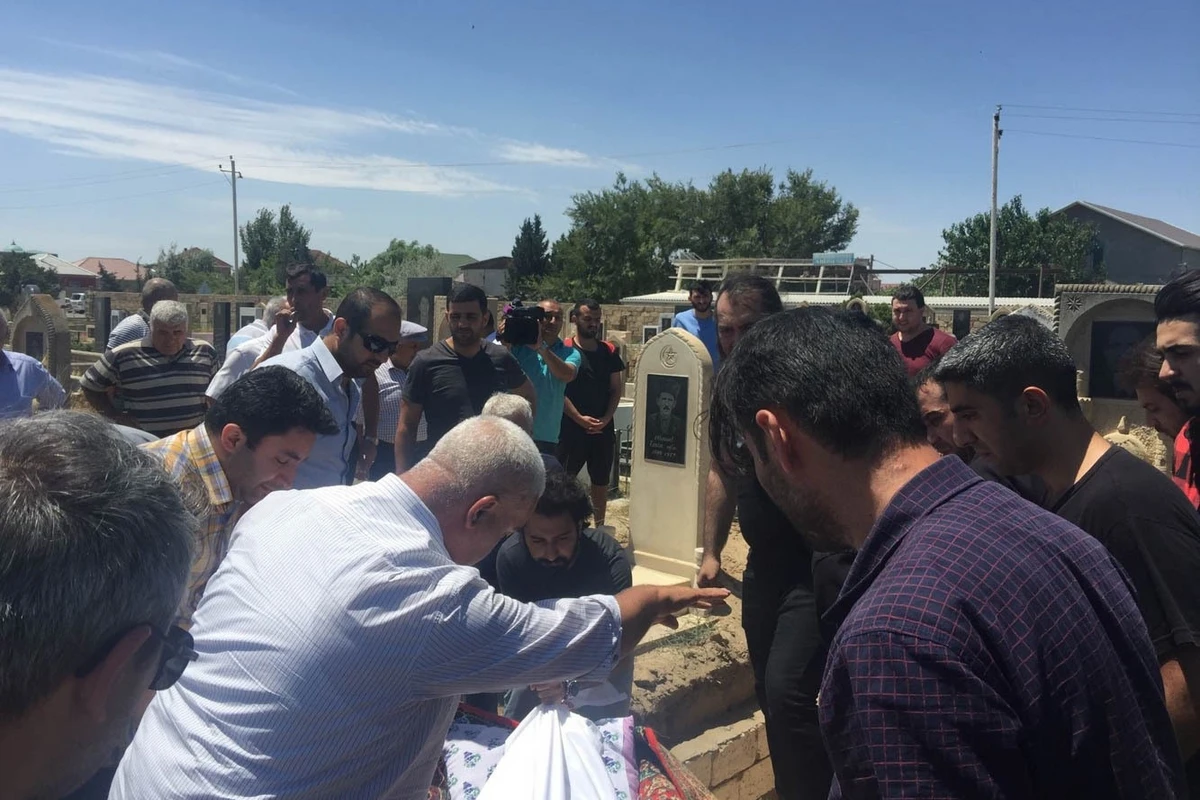 Azərbaycanın ilk rok qrupunun yaradıcısı dəfn olundu - FOTO Azərbaycanın ilk rok qrupunun yaradıcısı dəfn olundu - FOTO