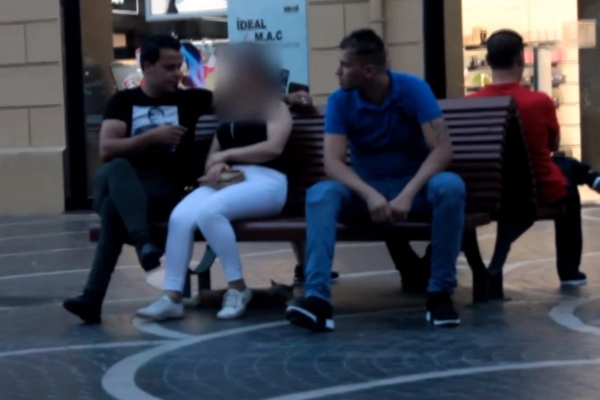 Bakının mərkəzində ərəb turist qızla əxlaqsızlıq etdi (VİDEO) Bakının mərkəzində ərəb turist qızla əxlaqsızlıq etdi (VİDEO)