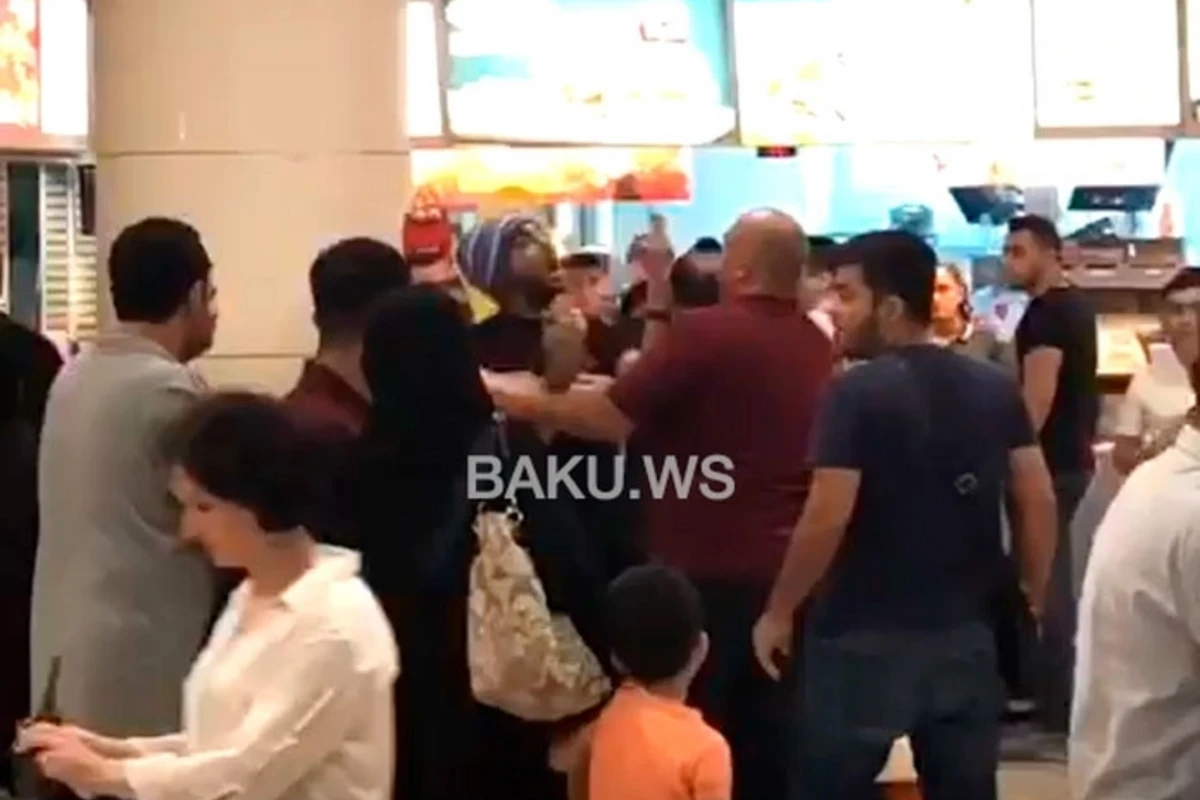 Драка между арабами и азербайджанцами в торговом центре Баку - ВИДЕО