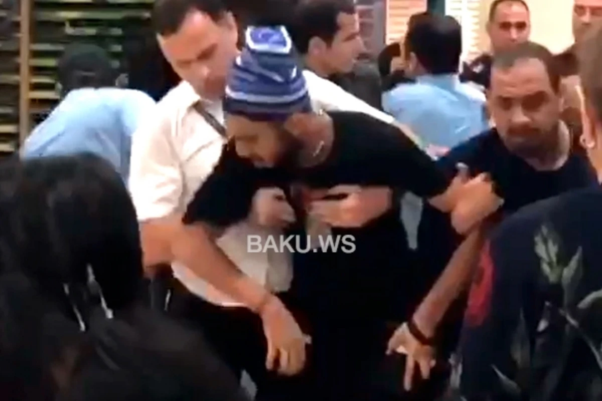 Появились новые кадры драки арабов в торговом центре Баку - ВИДЕО