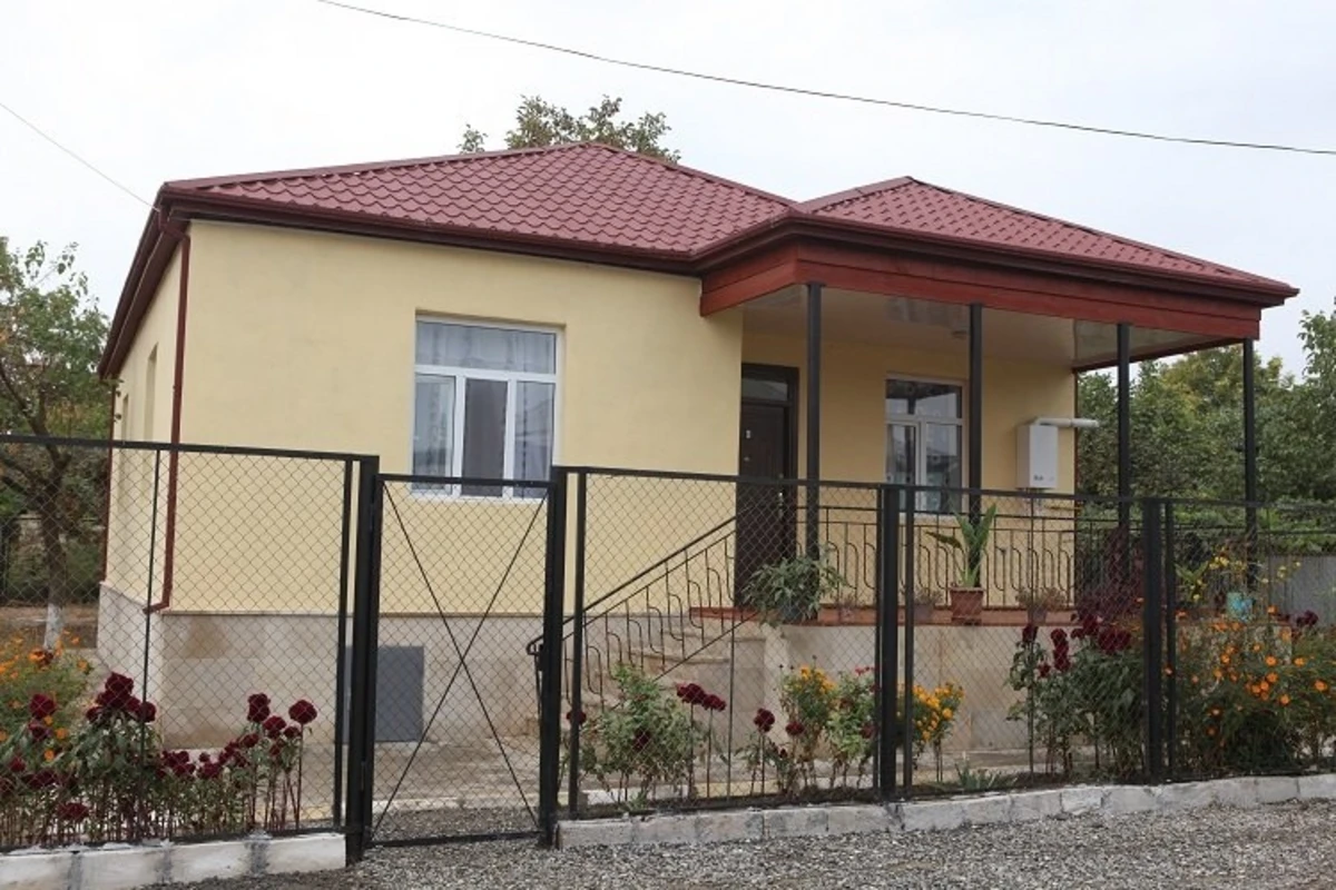 Ağsuda zəlzələdən dağılan 16 ev tikilərək ailələrə təhvil verilib Ağsuda zəlzələdən dağılan 16 ev tikilərək ailələrə təhvil verilib