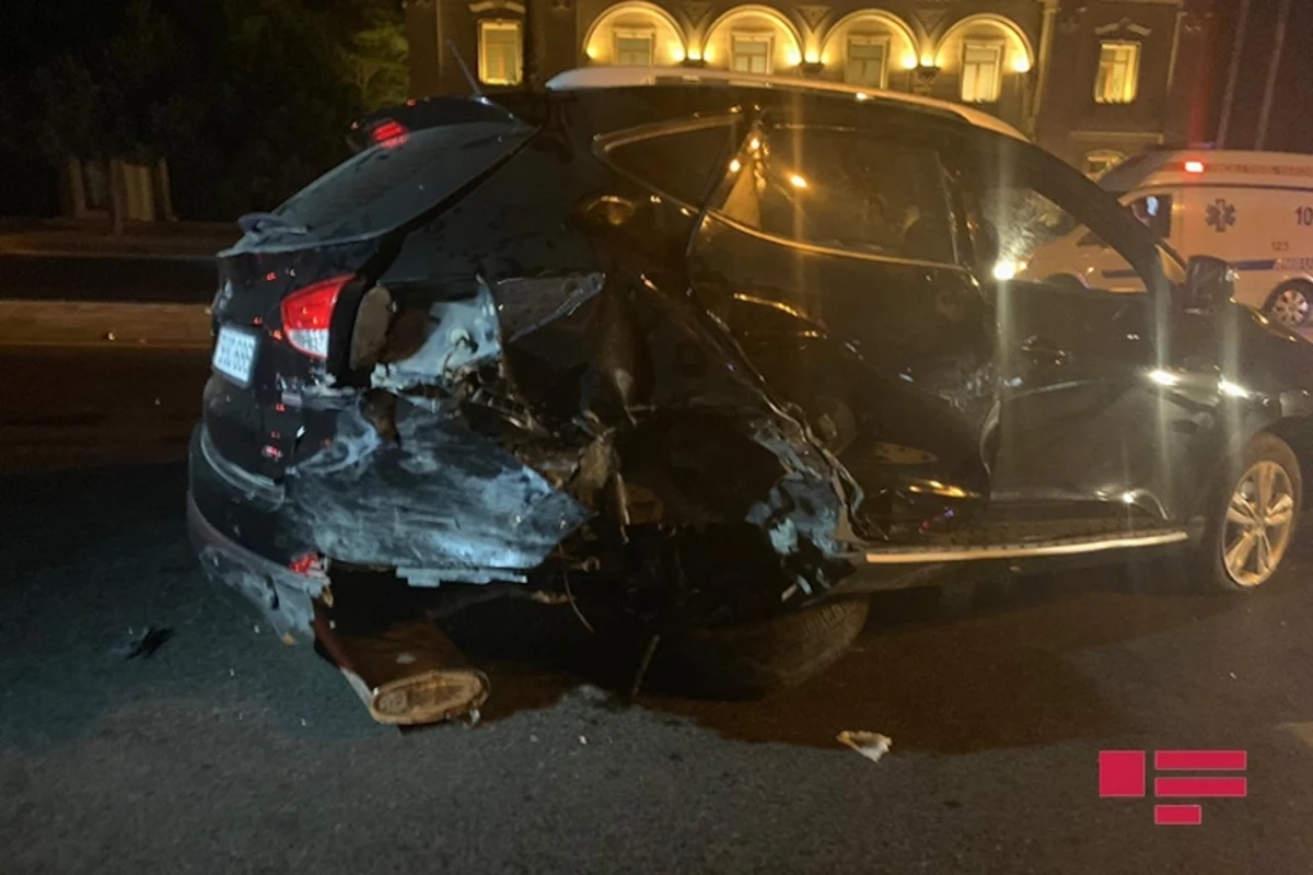 В Баку перевернулся автомобиль, 2 человека получили травмы - ВИДЕО
