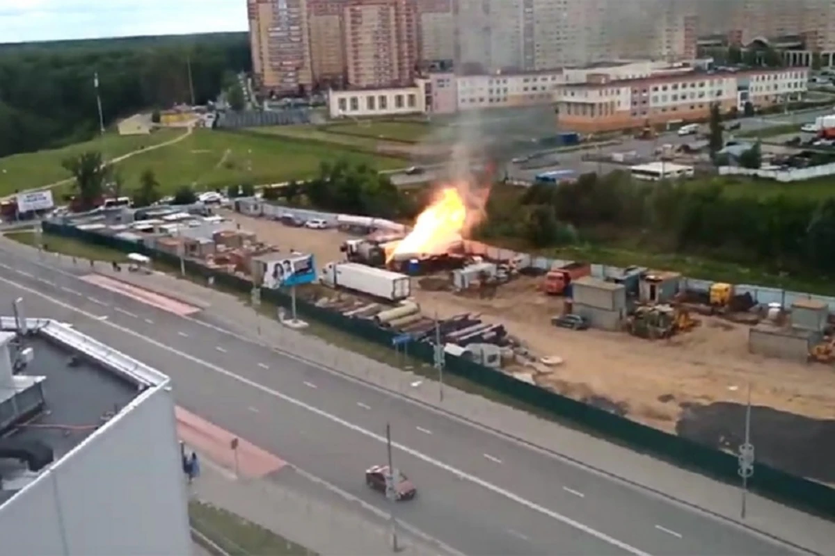 Взрыв у торгового центра в Москве, есть пострадавший - ВИДЕО