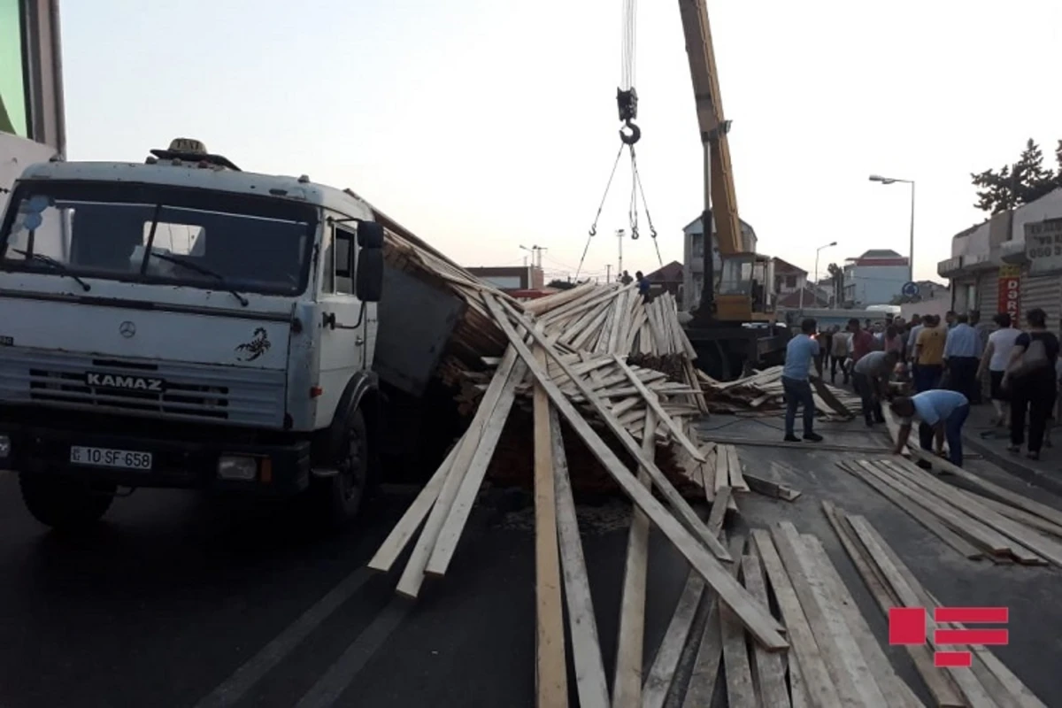 Bakıda yük maşını aşıb, yolda tıxac yaranıb - VİDEO/FOTO (YENİLƏNİB) Bakıda yük maşını aşıb, yolda tıxac yaranıb - VİDEO/FOTO (YENİLƏNİB)