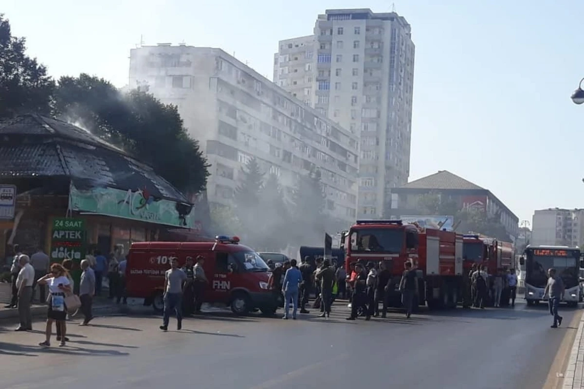 Bakıda yanğına görə yollar bağlandı – Avtobuslar istiqamətini dəyişir – VİDEO Bakıda yanğına görə yollar bağlandı – Avtobuslar istiqamətini dəyişir – VİDEO