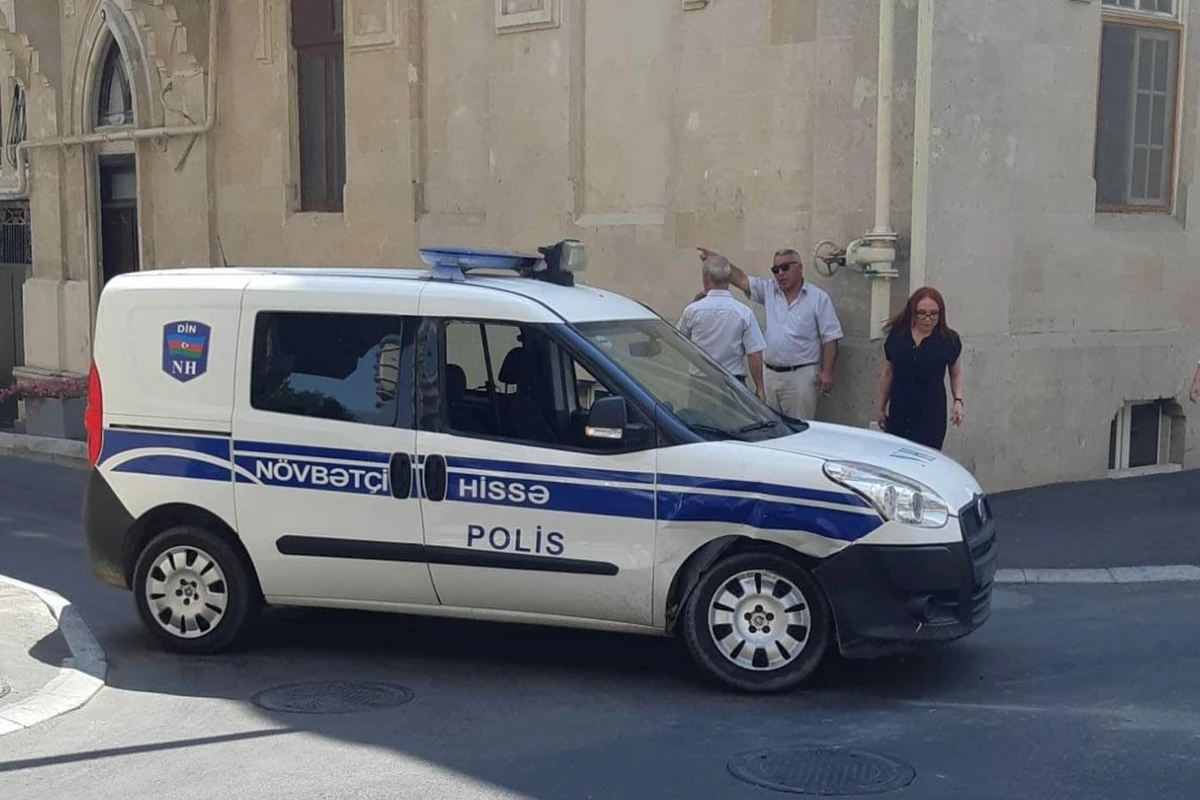 Bakıda polis avtomobili qəza törədib – FOTO