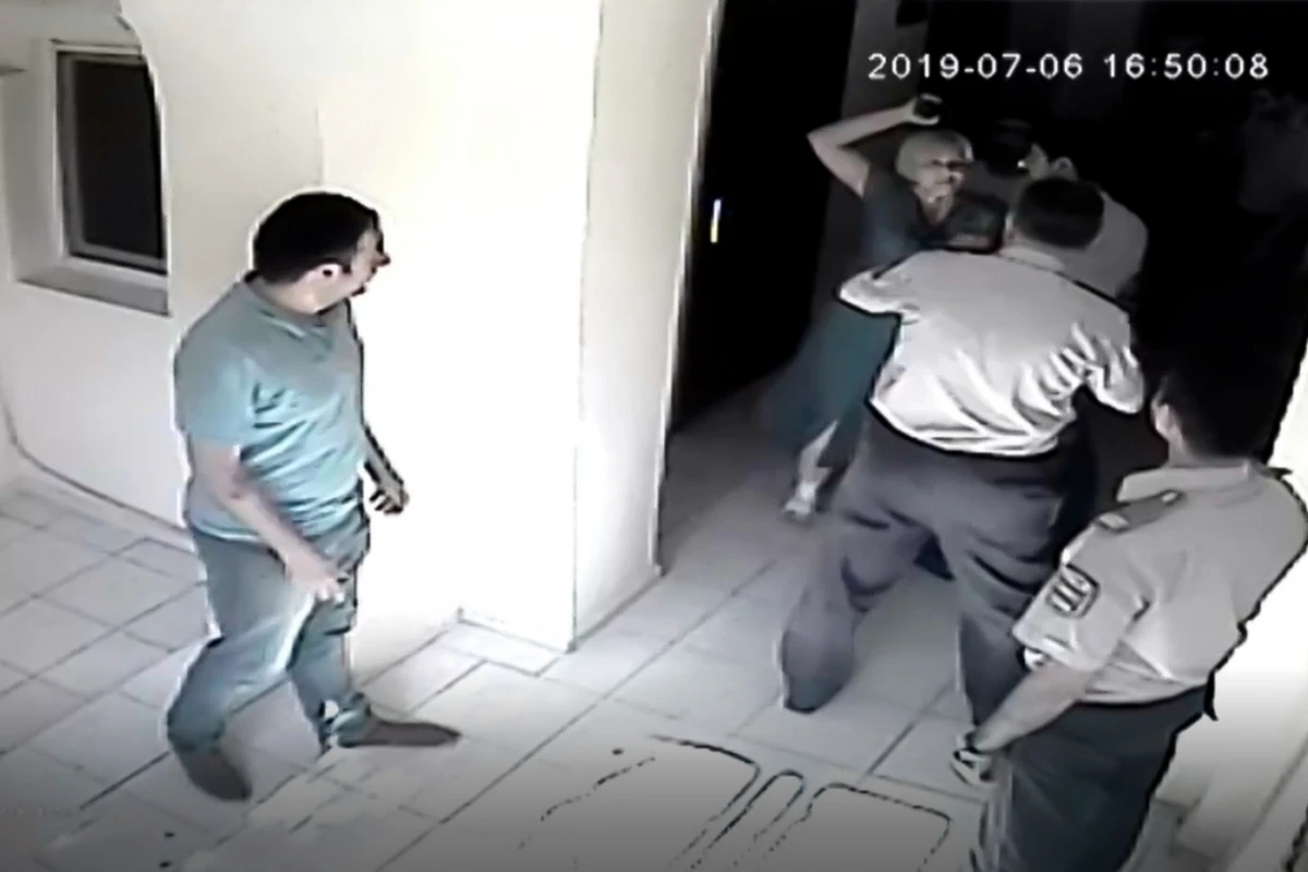 Polis şəhid xanımının bölməyə hücumunun görüntüsünü yaydı - VİDEO Polis şəhid xanımının bölməyə hücumunun görüntüsünü yaydı - VİDEO
