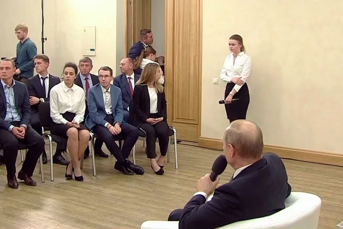 Студентка упала в обморок на встрече с Путиным - ВИДЕО