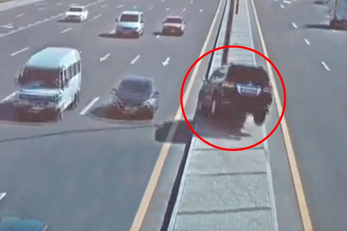 В Баку Land Cruiser вылетел на встречку и снес фонарный столб - ВИДЕО