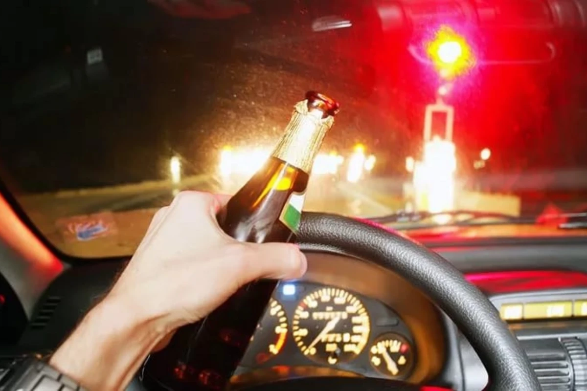 Пьяный водитель выехал на встречку и врезался в полицейских - ВИДЕО