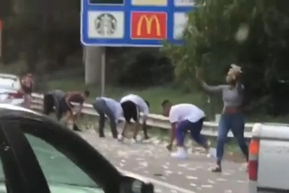 Дождь из денег: на трассу в США посыпались доллары - ВИДЕО