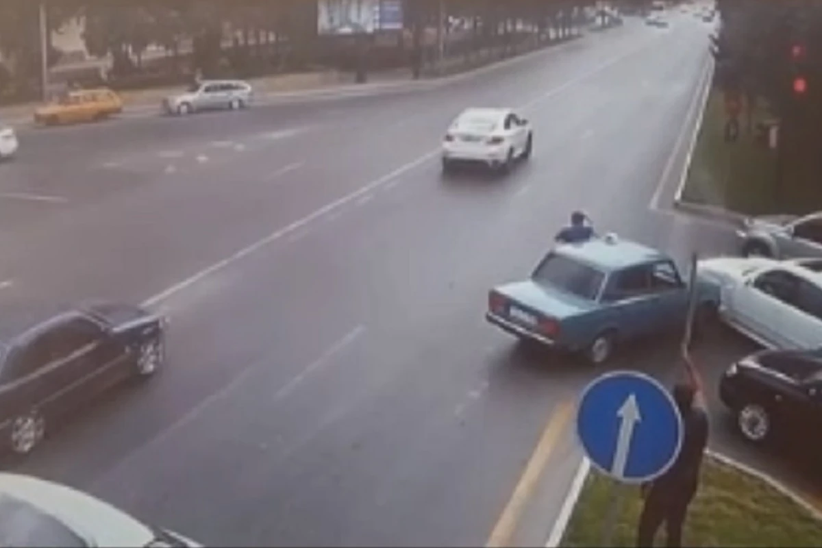 BMW qəfil dayandı, 07 Mercedesi vurdu - Bakıda məzəli qəza – VİDEO BMW qəfil dayandı, 07 Mercedesi vurdu - Bakıda məzəli qəza – VİDEO