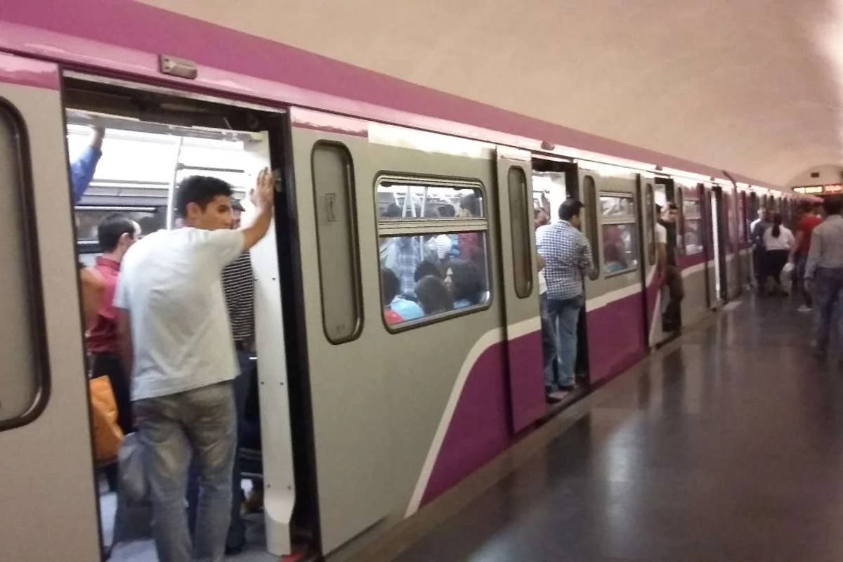 Bakı metrosunda təhlükəli anlar – Yeni qatarın qapıları açılmadı, sərnişinlər təşviş yaşadı Bakı metrosunda təhlükəli anlar – Yeni qatarın qapıları açılmadı, sərnişinlər təşviş yaşadı