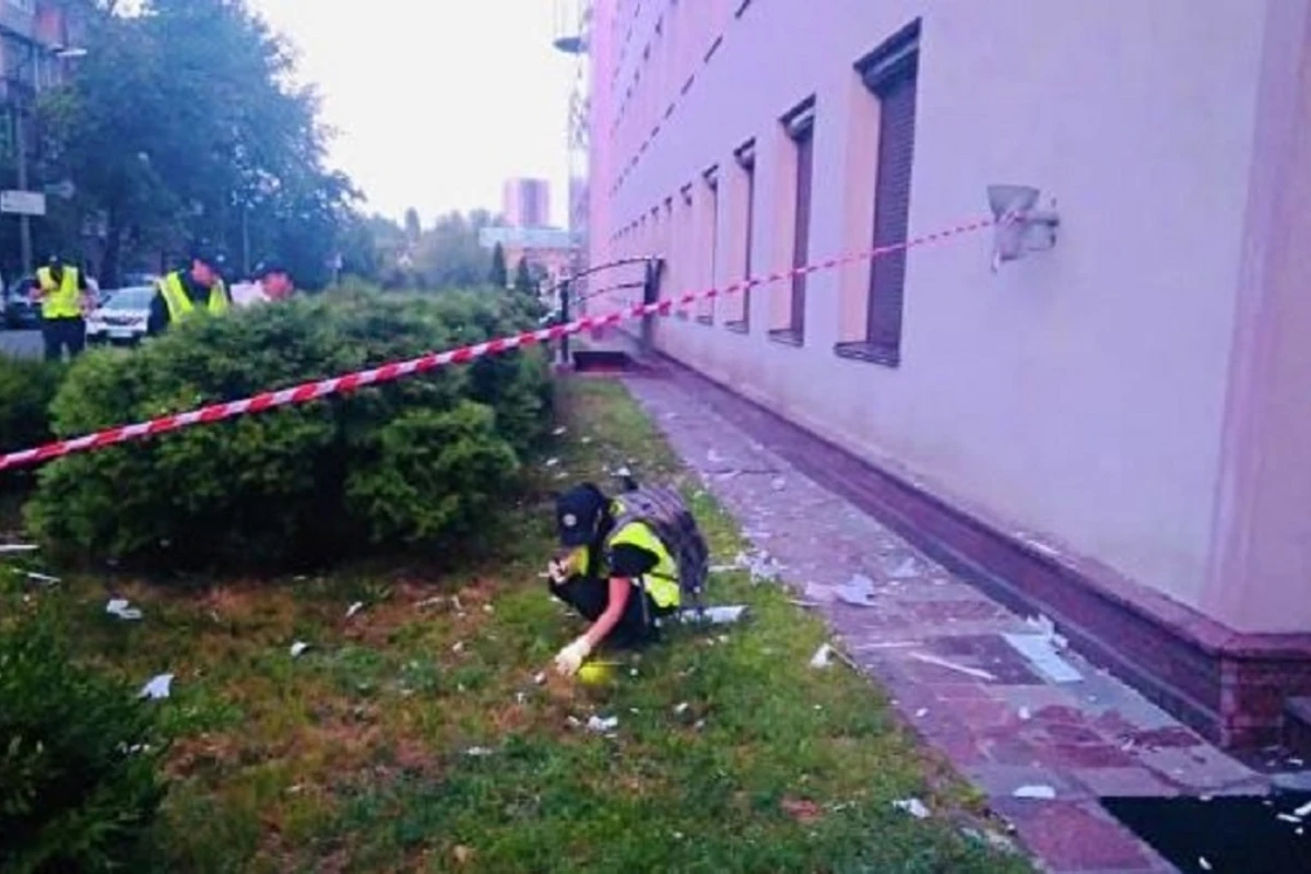 Ukraynada televiziya binasına qumbaraatanla hücum edilib - FOTOLAR