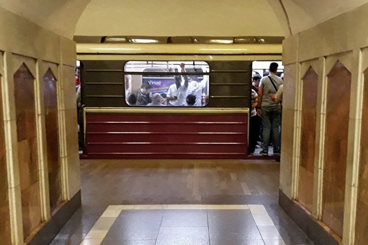 Bakı metrosunda xışıltı sərnişinləri vahiməyə saldı - Təşvişə düşən sərnişinlər vaqonu tərk etdilər Bakı metrosunda xışıltı sərnişinləri vahiməyə saldı - Təşvişə düşən sərnişinlər vaqonu tərk etdilər
