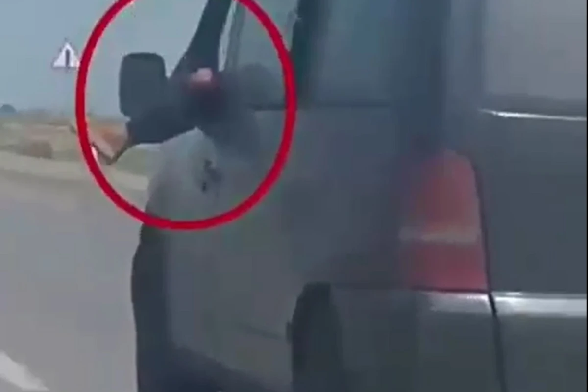 Ayağını pəncərədən çıxaran sürücünün vəsiqəsi əlindən alındı - VİDEO