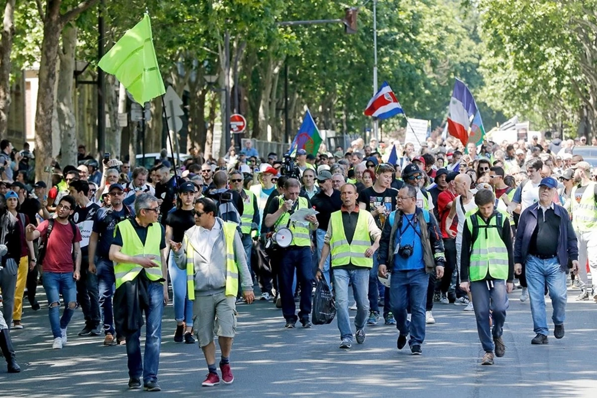 Желтые жилеты вновь протестуют в Париже
