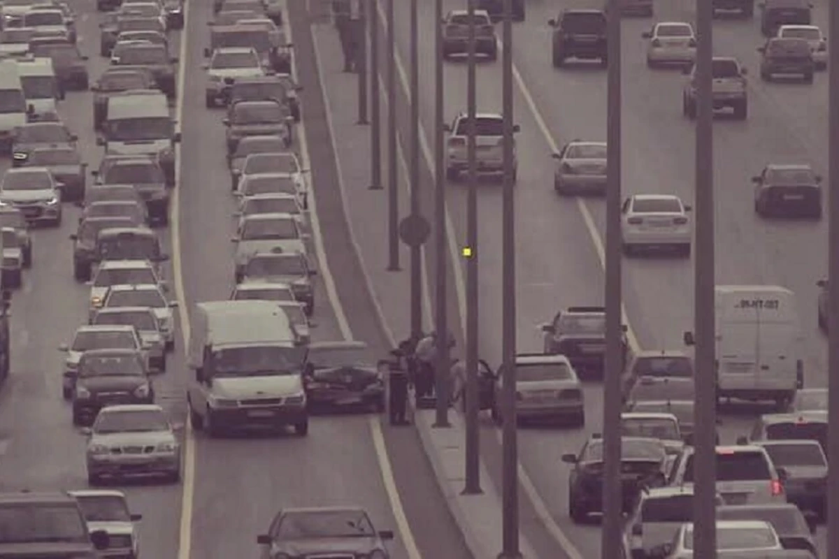 Bakıda yol qəzası tıxaca səbəb oldu Bakıda yol qəzası tıxaca səbəb oldu