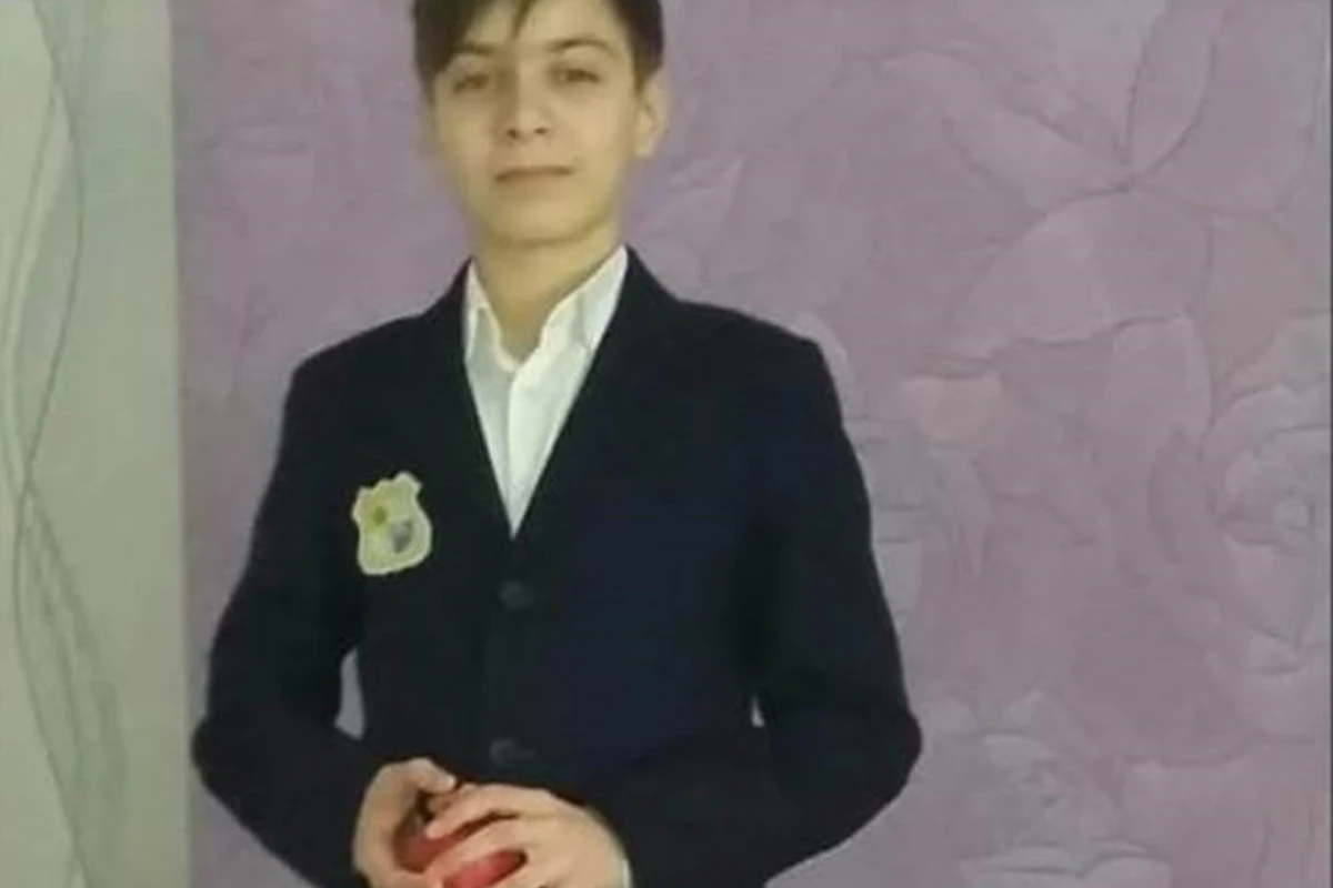 Qazaxıstanda üstünə darvaza aşan 16 yaşlı azərbaycanlı öldü – VİDEO