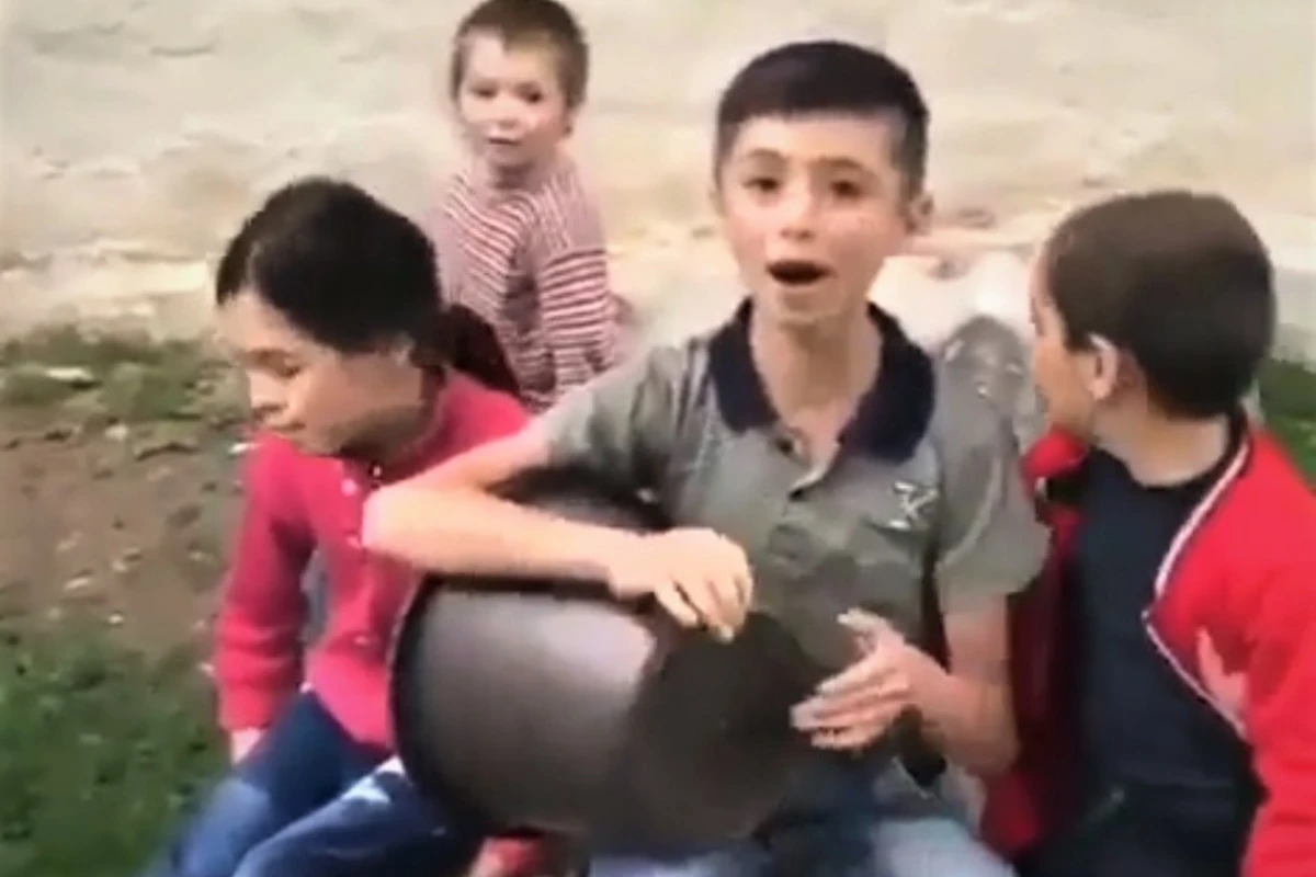 Bu uşaq bir ifası ilə bütün Azərbaycanda məşhur oldu – VİDEO Bu uşaq bir ifası ilə bütün Azərbaycanda məşhur oldu – VİDEO