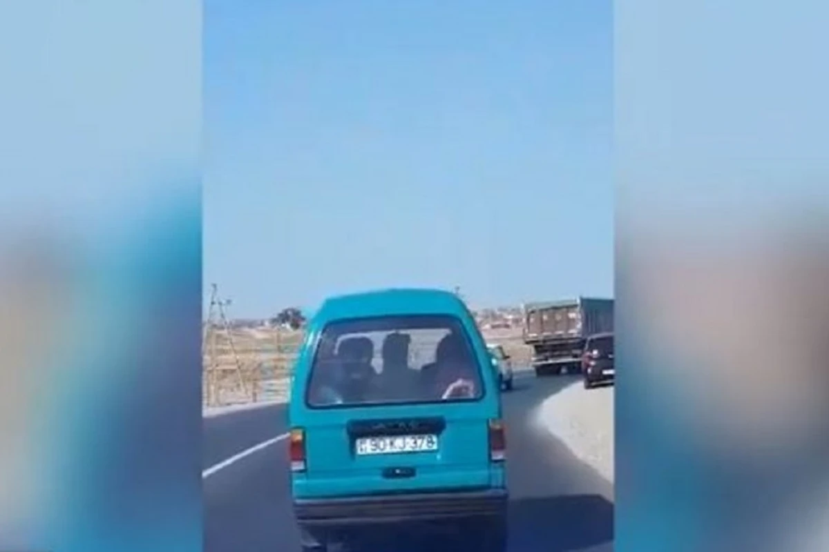 Bakıda sürücü avtomobilin yük yerində uşaqları daşıyıb – VİDEO