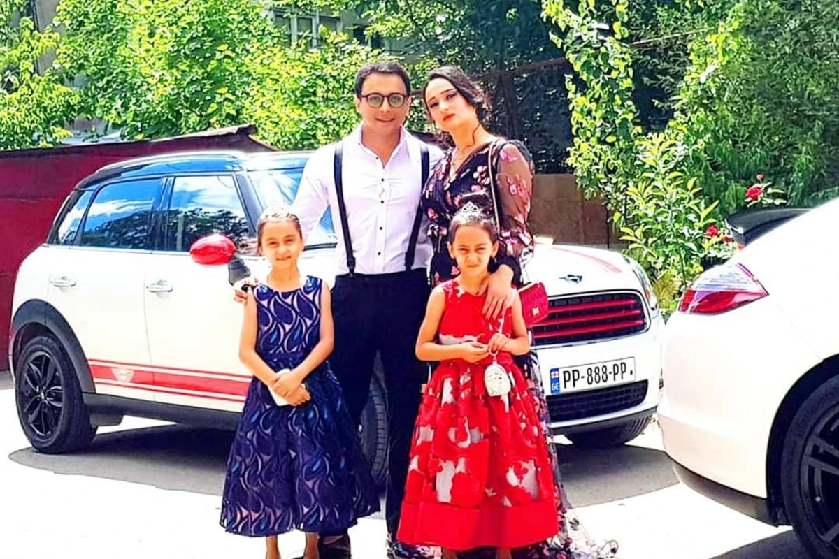 Həbsdən çıxan keçmiş icra başçısı ailəsi ilə birlikdə - FOTO Həbsdən çıxan keçmiş icra başçısı ailəsi ilə birlikdə - FOTO