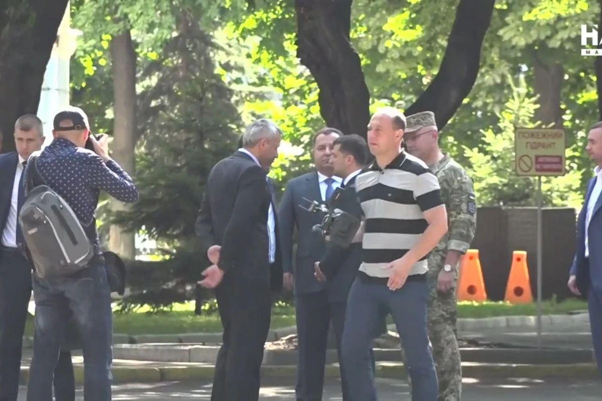 Зеленский унизил министра обороны своим поступком - ВИДЕО