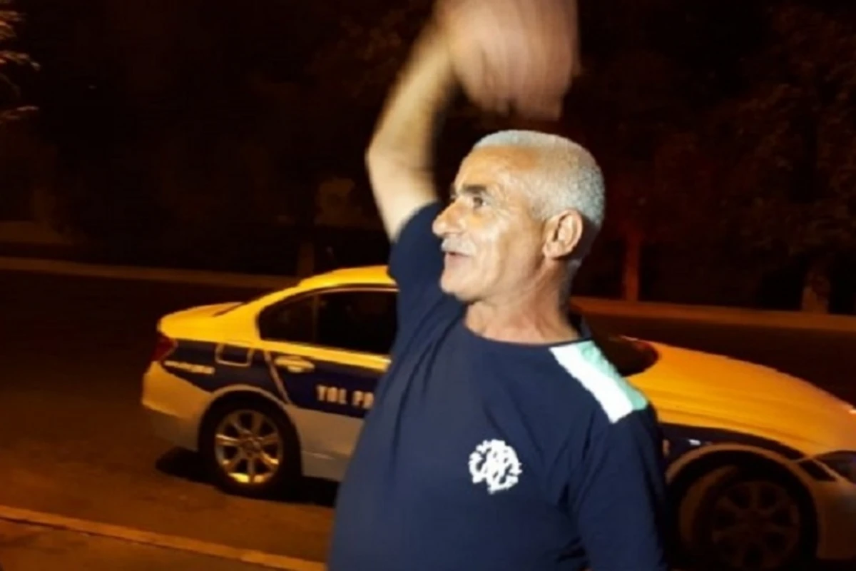 Polis reydində gülməli anlar: 15 bakal pivə iç qəhrəman ol - VİDEO Polis reydində gülməli anlar: 15 bakal pivə iç qəhrəman ol - VİDEO