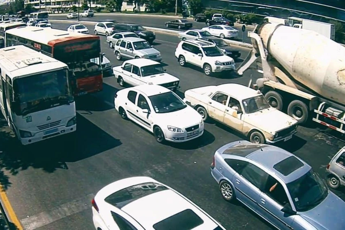 Qara Qarayev prospektində qəza - Tıxac yarandı Qara Qarayev prospektində qəza - Tıxac yarandı