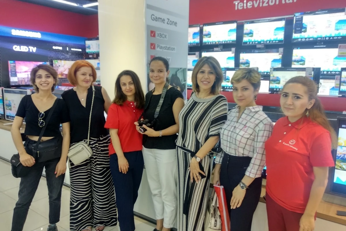 Şakira azərbaycanlı ailədə necə problem yaratdı? Jurnalistlərlə Maxi.az-da bir gün- (FOTOLAR) Şakira azərbaycanlı ailədə necə problem yaratdı? Jurnalistlərlə Maxi.az-da bir gün- (FOTOLAR)