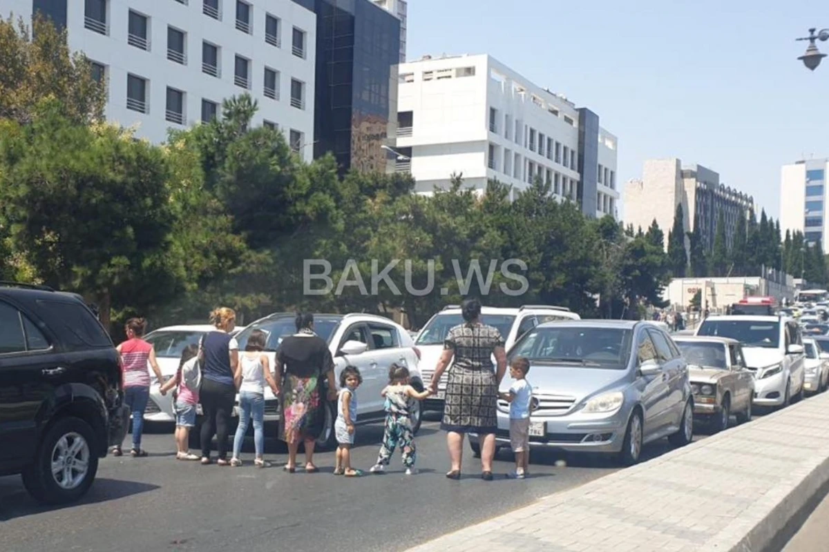 Стала известна причина перекрытия дороги в Баку женщинами с детьми - ФОТО
