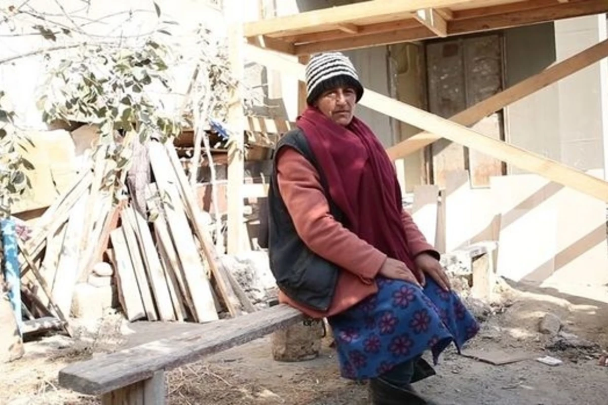 Bu qadın 20 ildir küçədə yaşayır: Uşağı olmadığı üçün küçəyə atıblar - VİDEO