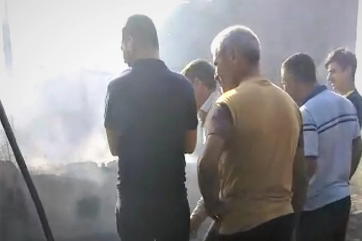 Yanğınsöndürən maşının suyu qurtardı – Ev yanıb kül oldu – VİDEO Yanğınsöndürən maşının suyu qurtardı – Ev yanıb kül oldu – VİDEO