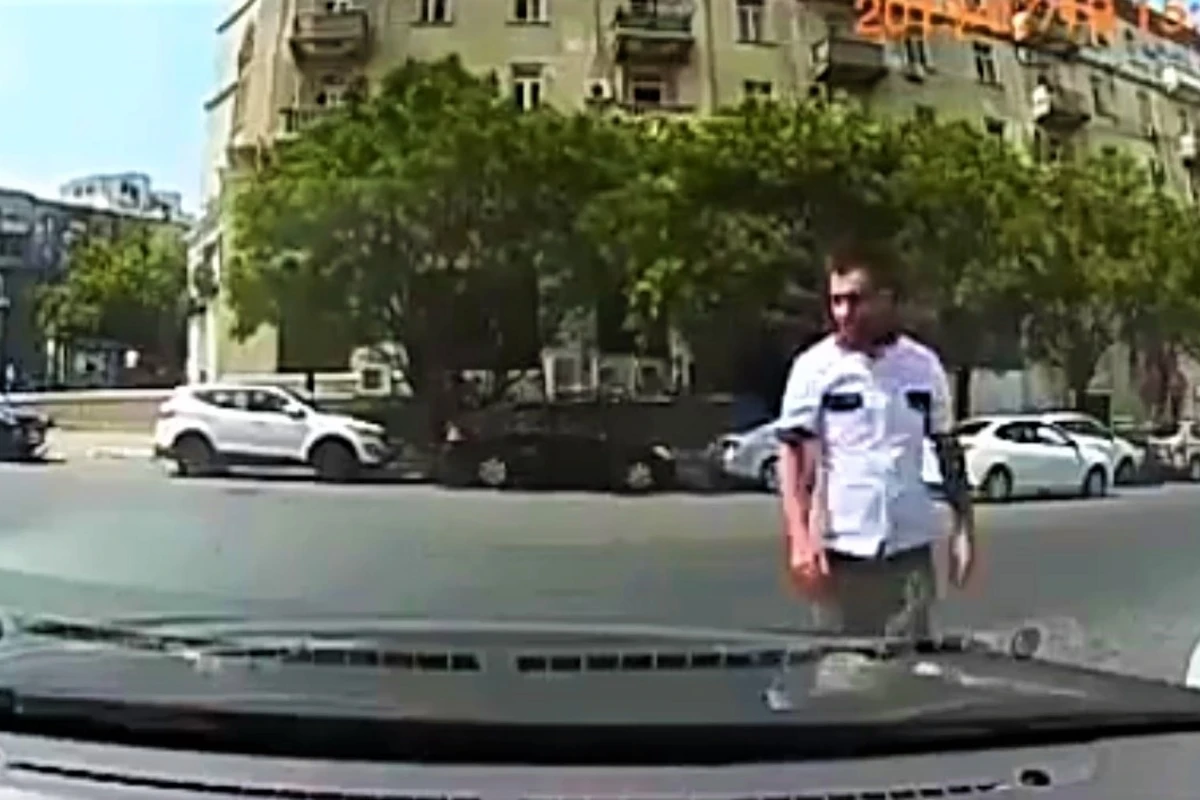 “Parkovşik” sürücünü təhdid etdi – “Balnitsa”ya çolpa daşıyacaqsan” – VİDEO “Parkovşik” sürücünü təhdid etdi – “Balnitsa”ya çolpa daşıyacaqsan” – VİDEO