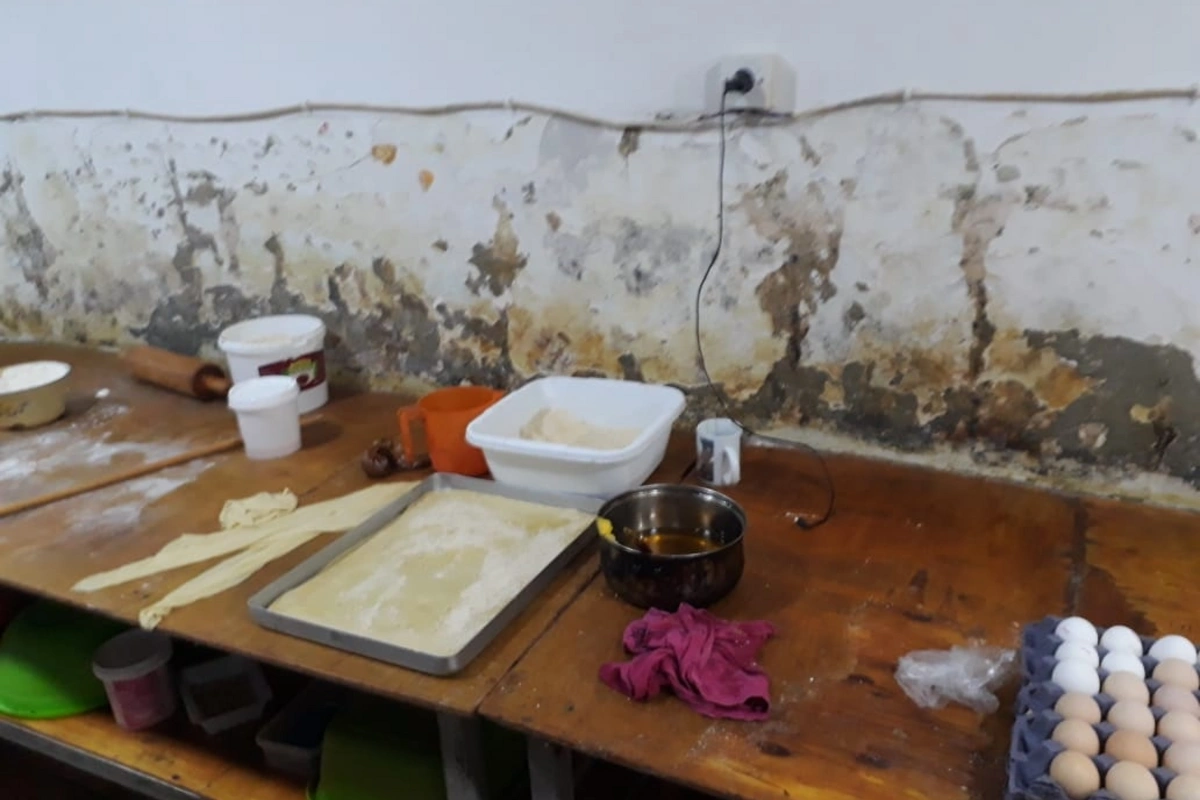 Bakıda şirniyyat sexində iyrənc mənzərə - FOTO