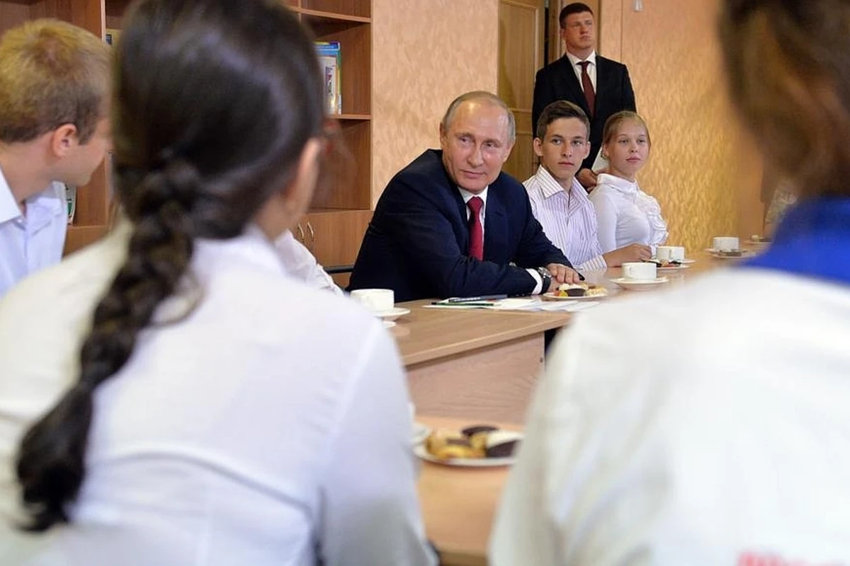 Путин призвал отказаться от тетрадей в школах