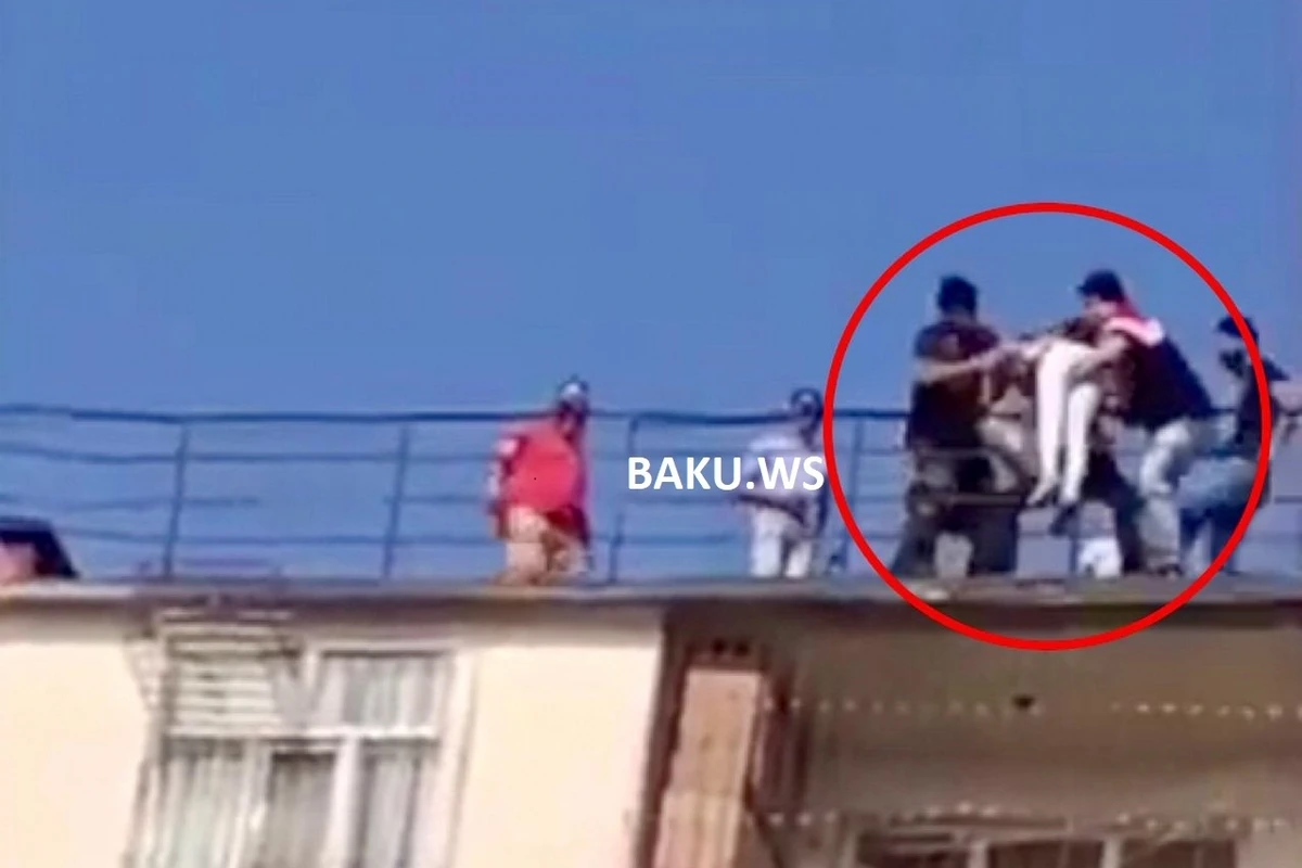 В Баку в последний момент спасли девушку, пытавшуюся броситься с крыши дома - ВИДЕО 