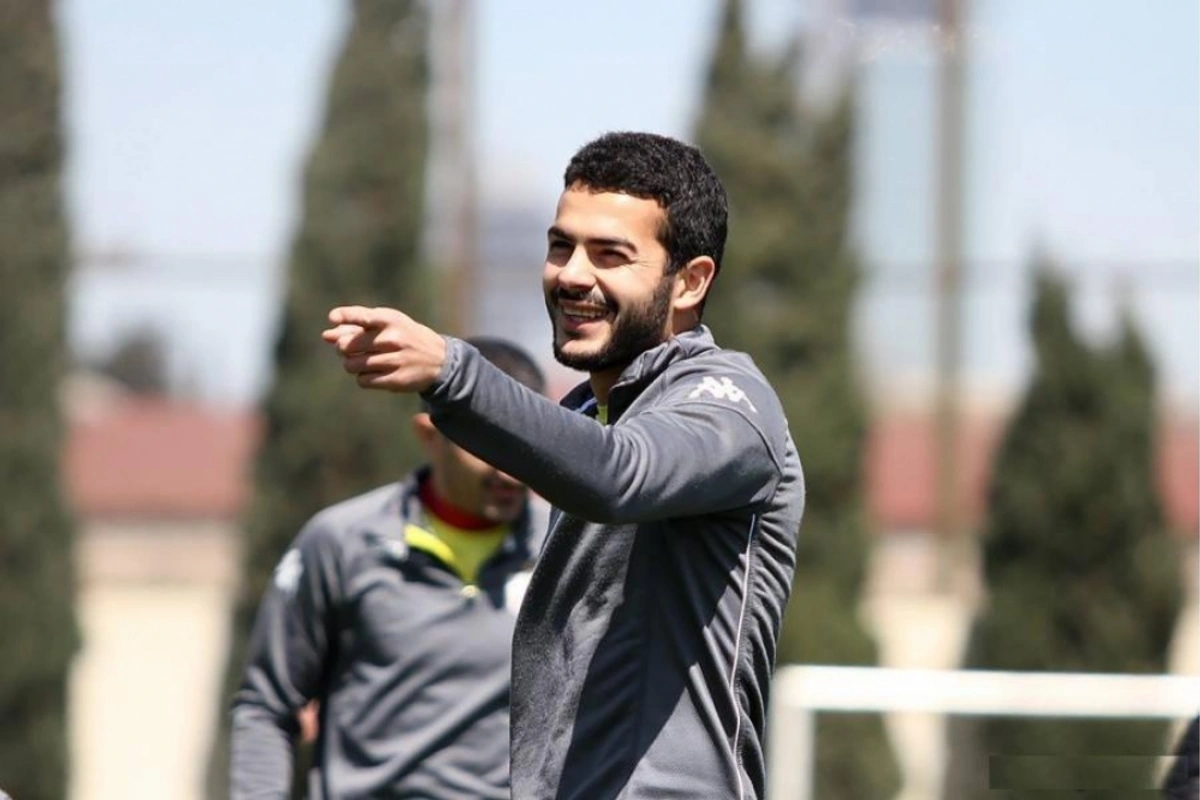 Emin Mahmudov sərnişinlərə konfet payladı