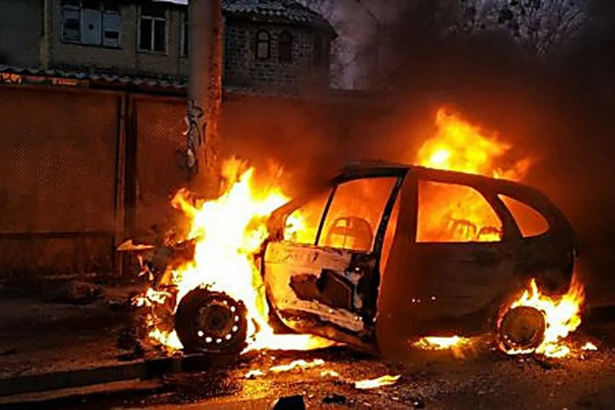 Азербайджанцы спасли россиянина из горящей машины: автомобиль взорвался - ВИДЕО 