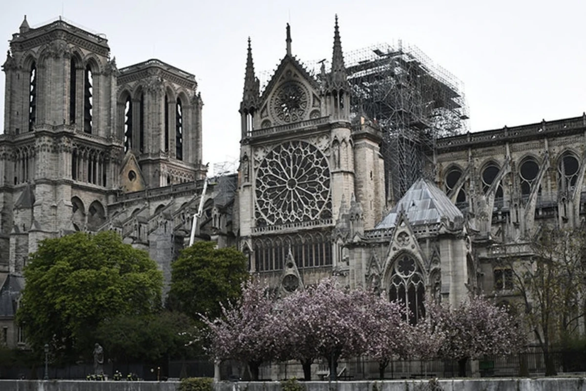 Paris Notr-Dam kilsəsi çökə bilər Paris Notr-Dam kilsəsi çökə bilər