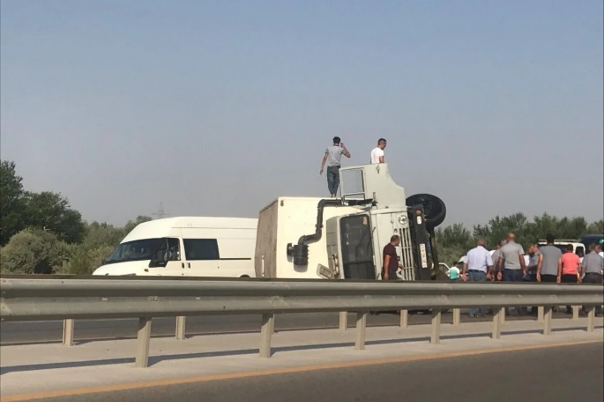 “Kamaz” “190”ı vurdu, özü aşdı - Ələt-Astara yolunda qəza – VİDEO “Kamaz” “190”ı vurdu, özü aşdı - Ələt-Astara yolunda qəza – VİDEO