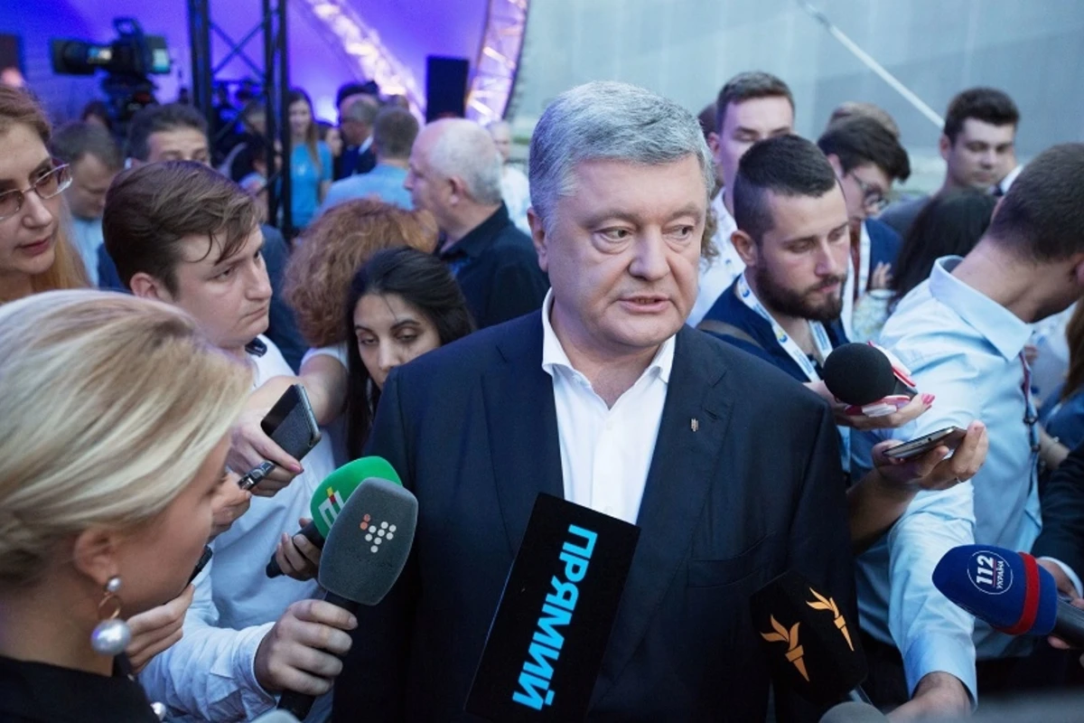 На Порошенко совершено нападение - ВИДЕО На Порошенко совершено нападение - ВИДЕО