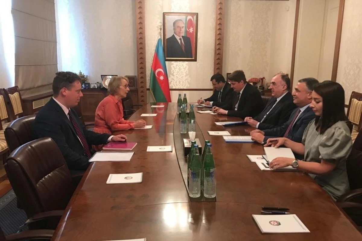 Эльмар Мамедъяров принял посла Великобритании