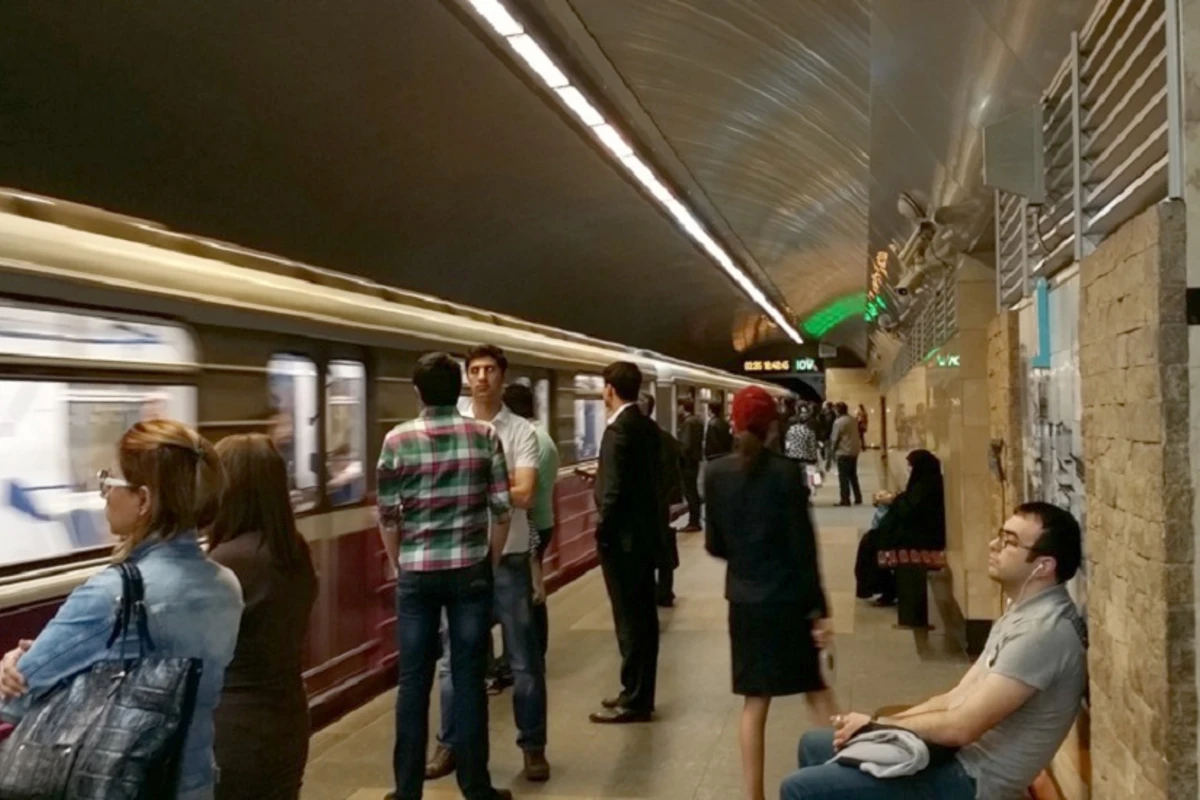 Bakı metrosunda HƏYƏCANLI ANLAR - Sərnişinlər dərhal vaqonlardan təxliyə olundu