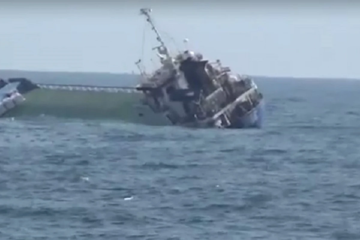 Опубликованы кадры крушения иранского судна в Каспийском море - ВИДЕО