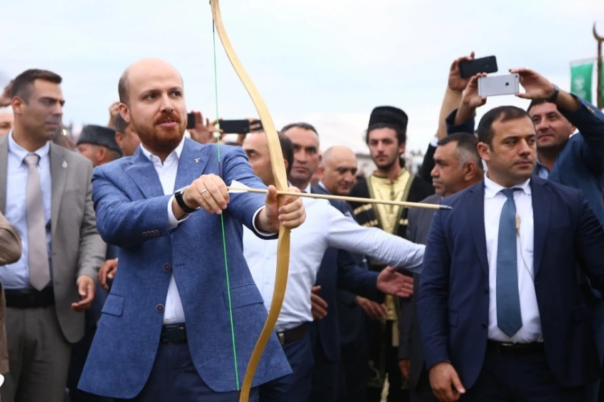 Ərdoğanın oğlu Gədəbəydə nazirlə birgə külüng vurdu, ox atdı - VİDEO Ərdoğanın oğlu Gədəbəydə nazirlə birgə külüng vurdu, ox atdı - VİDEO