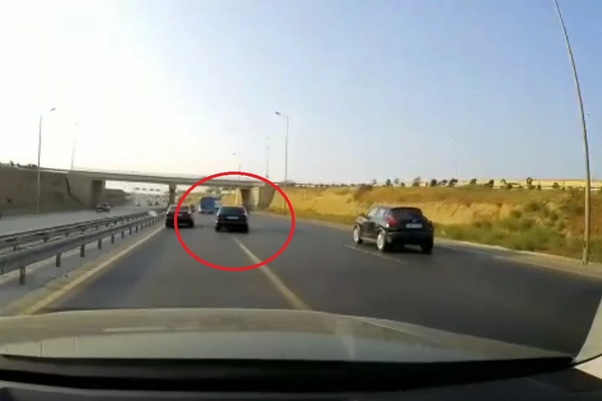 В Баку водитель избежал аварии в последний момент - ВИДЕО